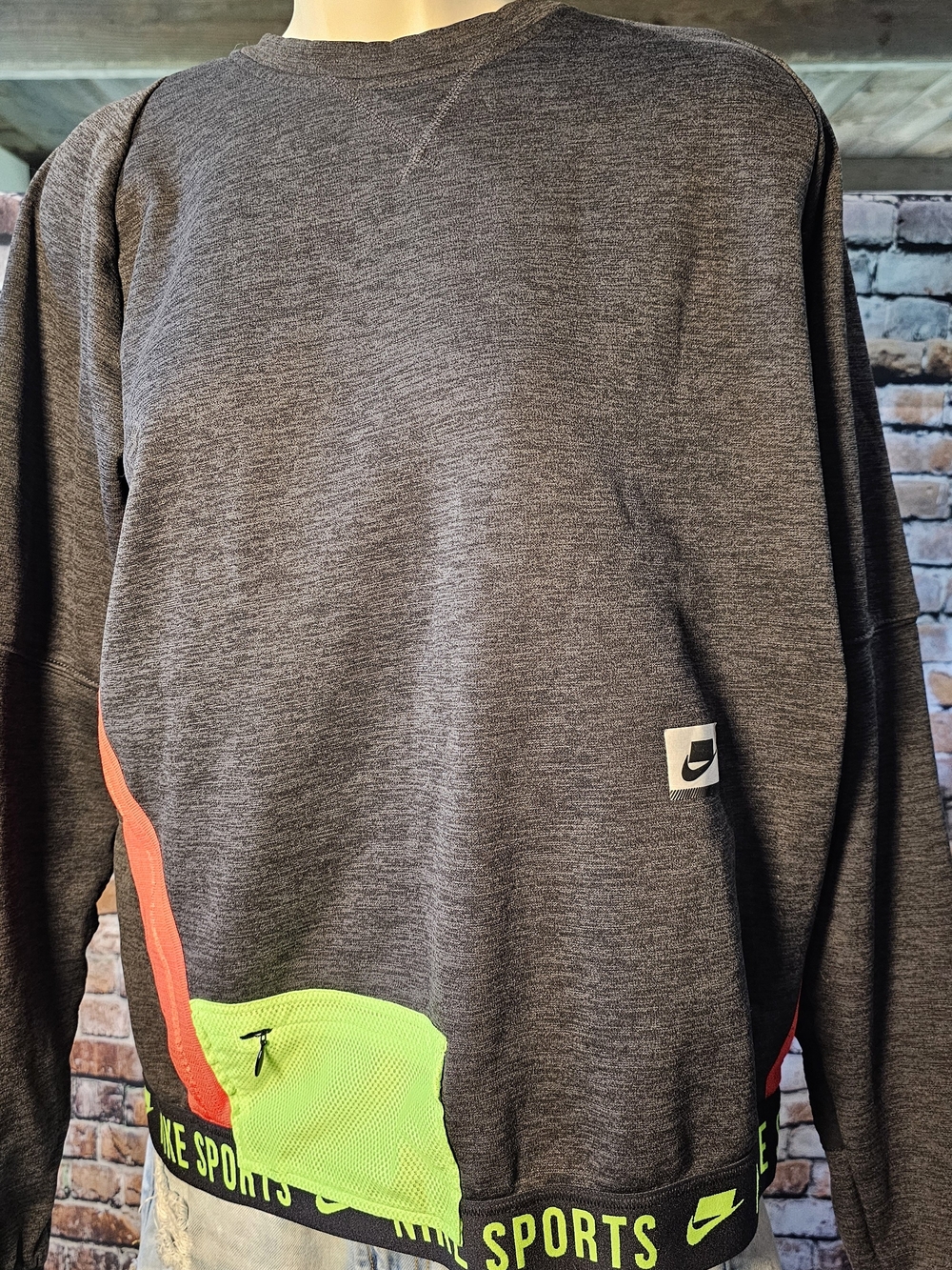Nike Sports performance sweatshirt in size Medium featuring a striking charcoal